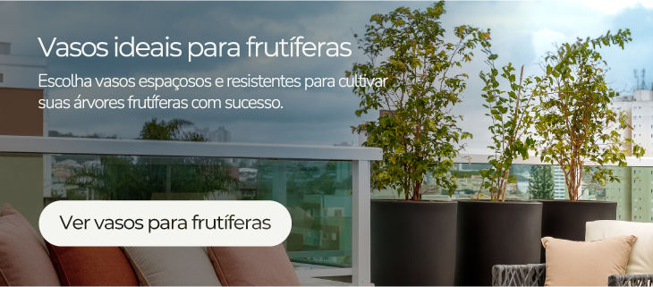 vasos para plantas na área externa com plantas altas