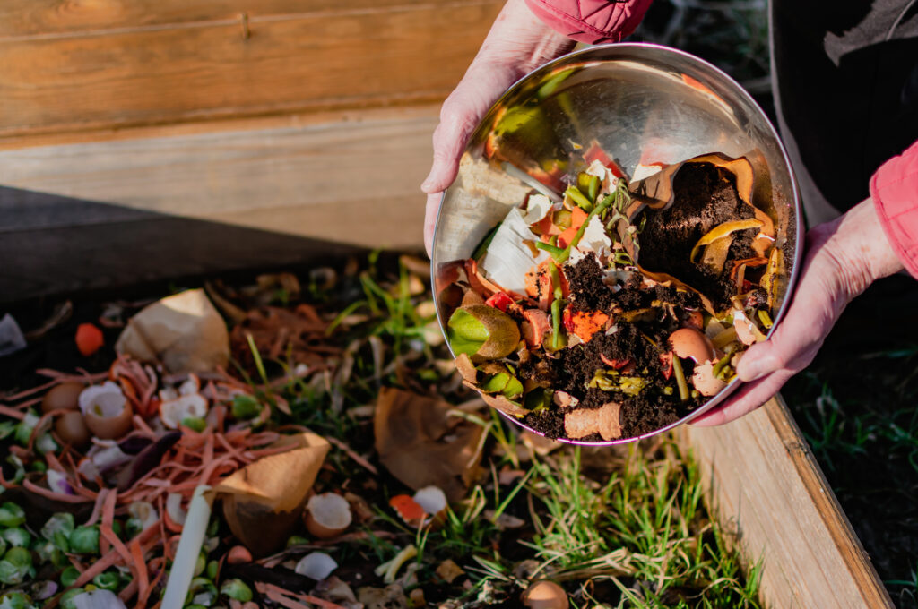 Reaproveitamento de Resíduos: Como usar sobras de cozinha e jardinagem para fazer compostagem