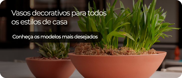 Bacias decorativas terracota com plantas verdes em ambiente interno moderno.