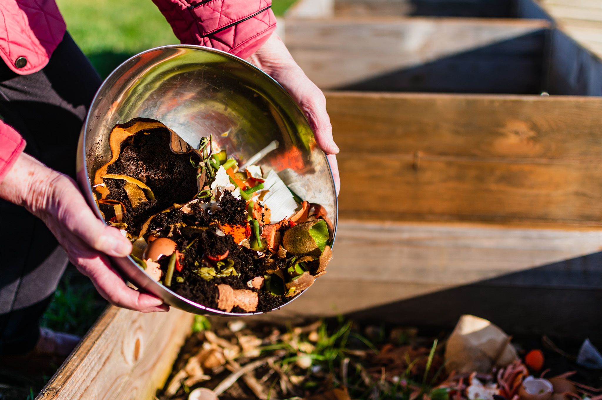 pilha de compostagem com folhas secas e restos de cozinha em decomposição