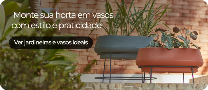 Vasos altos de plástico Vasap com plantas em varanda moderna